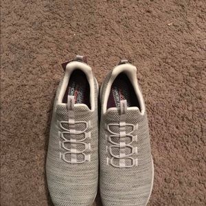 Women’s sketchers sneakers slip on in gray.